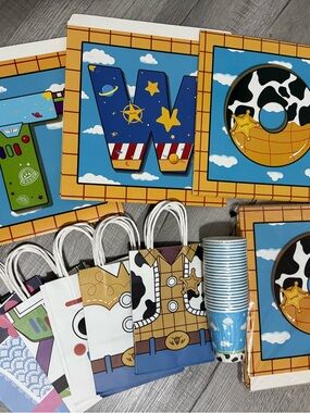 NEW (TWO years old) Toy Story Balloon Boxdecoration set!